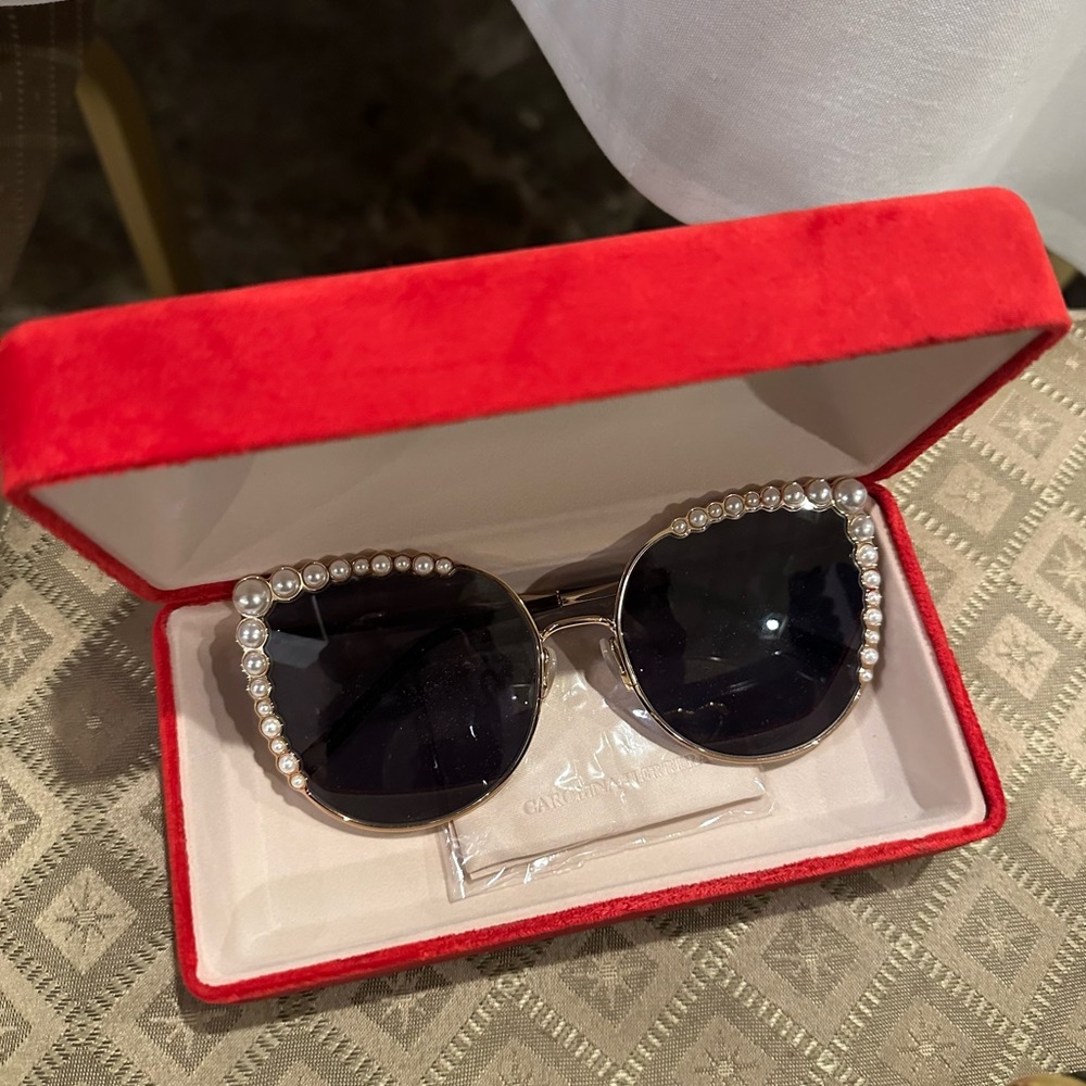 Elegant Pearl-Embellished Black Sunglasses